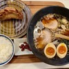 いたろう - いたろうラーメン（醤油　煮玉子）（950円）　津ぎょうざセット（380円