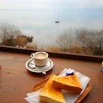 シャーレ水ヶ浜 - テラスと湖岸とコーヒーと