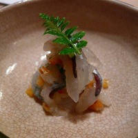 すし処 みや古分店 - お通し（針魚昆布締め、たくあん和え）