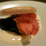 虎白 - 苺シャーベット　黒糖寒天　最中　ラムソース