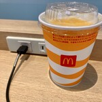 マクドナルド - ドリンク写真:『ミニッツメイドオレンジS』と充電ケーブル