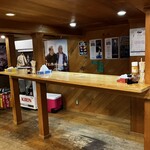 立ち飲み十七番 - 店内、カウンターテーブル