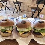 YAM BURGER - 料理写真:チーズバーガー：１１８２円×３ 、セットのポテトフライ：３１９円、セットのナゲット：４１０円、消費税別