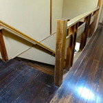 Raku - 情緒ある古びた木造の階段