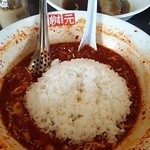 辛麺屋 桝元 - ごはん大盛りを投入