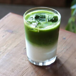ラテやパフェに目の前で点てる一杯まで、本場の宇治抹茶を堪能