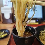 8番らーめん - 麺上げ