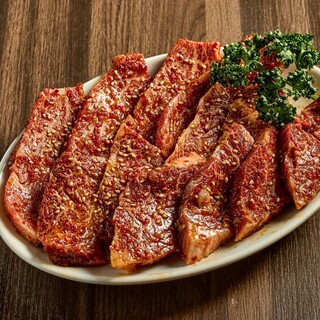 脂と赤身のバランスが絶妙なこだわりの黒毛和牛焼肉をどうぞ