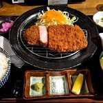 醸し家 おおくぼ - で、到着。
特ロースカツ定食。