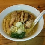 りょう花 高知インター店 - 鶏塩ラーメン（チャーシュートッピング）