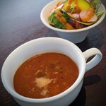 Seahorse Club - パスタに付いたスープとサラダ。充実感あります。スープは具沢山のミネストローネ。オリーブオイルがよい香り♪