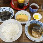 森田食堂 - 鯖煮付け¥300／卵焼き¥150／なすびの煮付¥250／めし中¥200