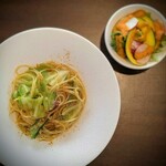 Seahorse Club - 島野菜とカラスミのペペロンチーノ」(1,900円) サラダは島野菜に人参のドレッシング。好き。