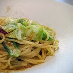 Seahorse Club - 某ホテル出身シェフの提供されるパスタもしっかり美味で嬉しい。カラスミとニンニクの風味が良き。