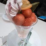 千疋屋総本店フルーツパーラー - 苺と抹茶の桜パフェ