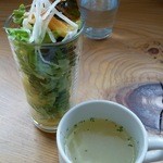 Cafe AINA - ランチのセットサラダとスープ