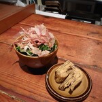トンテキ食堂 なかむら - ケールサラダと甘い玉子焼き。どっちも硬い(笑)