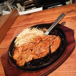 トンテキ食堂 なかむら - 差し込んで提供したナイフは油でベタベタ