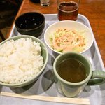 ごはん、スープ、サラダ、タレ、お茶