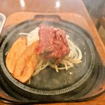 熱い鉄板と生肉