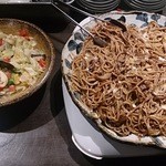 やきとん座豚 - 野菜の酢漬けとパスタ