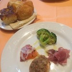 ピッコログランデ - 本格イタリアンのランチコース★
            パン盛り合わせと前菜！
            
            どれも美味しい੯ू•́ू ໒وو꒱