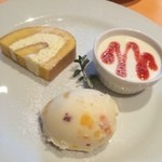 ピッコログランデ - 本格イタリアンコースランチコース★
            デザート盛り合わせ！
            蜂蜜ロールケーキとパンナコッタとヨーグルトアイスクリーム。
            ロールケーキはレモンがきいていて美味しい੯ू•́ू ໒وو꒱