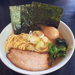 麺屋 だるま - 料理写真:だるまラーメン(麺の硬さ&味の濃さは“普通”、油の量“少なめ”950円+味玉トッピング150円