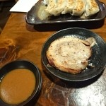 麺場唐崎商店 - チャーシュートッピング用と餃子