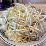 ラーメン豚山 - 料理写真:小ぶた汁無し(1,350円)+うずら(100円)+白髪ネギ(100円)、ニンニクコール
