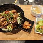 精肉・焼肉 銭谷商店 - 焼肉丼。できればスプーン欲しかった