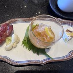 龍天門 - 前菜の盛り合わせ…「チャーシュー」、「ピータン、リンゴ、クリームチーズ」、「クラゲ」
