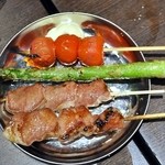 四文屋 - タン2串、アスパラ、ミニトマト
            