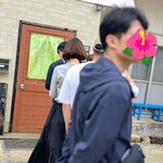 沖縄そば まるかみ - GWには、とうとう記帳板の出待ち行列ができました。回転1時間20分前、この日一巡目を逃しました。駐車場に入る際のマナーを守ってとまるかみさんからの注意喚起がInstaに。夏が心配…