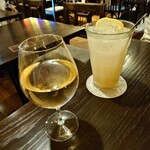 カフェ香咲 - 白ワインと自家製ジンジャーエール