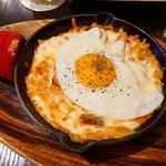 カフェ香咲 - 焼きチーズナポリタン（目玉焼きのせ）