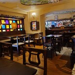 カフェ香咲 - 店内はおしゃれで落ち着いた雰囲気