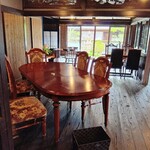赤いトタン屋根の猫 - 