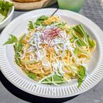 サザンカンフォート - 釜揚げしらすのペペロンチーノ（サラダ付き）￥1280
