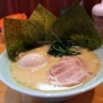 八島家 - 味玉らーめん（カタメ、少なめ）