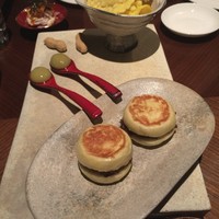 ラ・ロカンダ ザ・リッツ・カールトン京都 - スターターで「スナック」。牛アキレス腱のバーガーが美味しい。スプーンに乗っているのはオリーブ。味はそのまま食感は別物。