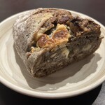 しちがつなのか - ホワイトチョコとピーカンナッツのコーヒーカンパーニュ1/2