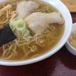 飛来ラーメン - 中華そば（細麺）と別皿の背脂