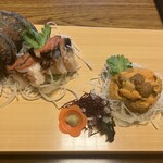 天然料理 亀川旅館 - サザエの刺身と雲丹