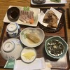 天然料理 亀川旅館 - 鯛の刺身、カンパチの竜田揚げ、ふきの煮物、もずく酢