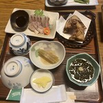 天然料理 亀川旅館 - 鯛の刺身、カンパチの竜田揚げ、ふきの煮物、もずく酢