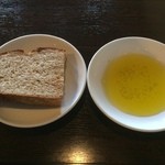 BARU 竹末 - ステーキランチのパンは自家製のカンパーニュとオリーブオイル。（ライスも選べます。）