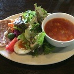 BARU 竹末 - ステーキランチの前菜、サラダとスープ。