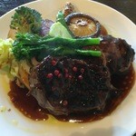 BARU 竹末 - ステーキランチのメイン、牛サガリとハンバーグ。