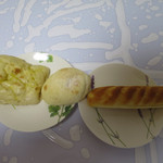 アミール - （左から）塩パン、もちもちロール、ミルクフランス